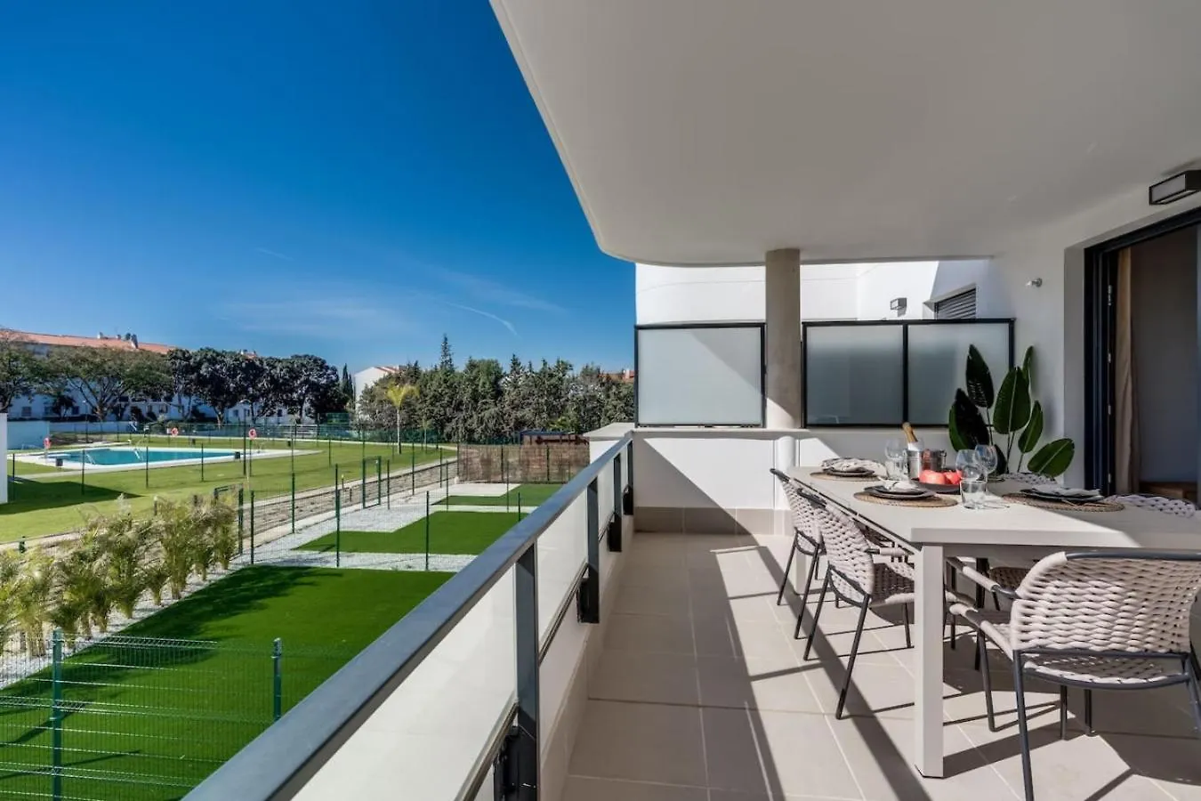 Apartamento Aranya - Stylish 2Br Apt. With Pool View Estepona España