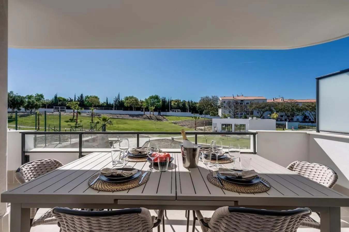 Apartamento Aranya - Stylish 2Br Apt. With Pool View Estepona